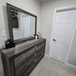 Dresser with Mirror (Comoda)