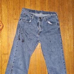 Mens Wrangler 32/34 Jeans Used With Stains Great For Working Outdoors Or Construction 