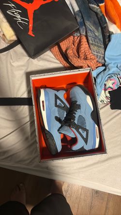 Jordan 4 size 8.5.  1 of 1 worn 2 times comes with box travis scott red and blue