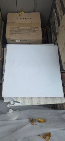 18x18 polished white **MARBLE TILE**(ONLY 29 sqft Available) NORTH HOLLYWOOD AREA SELLING FROM HOME $60 FOR ALL