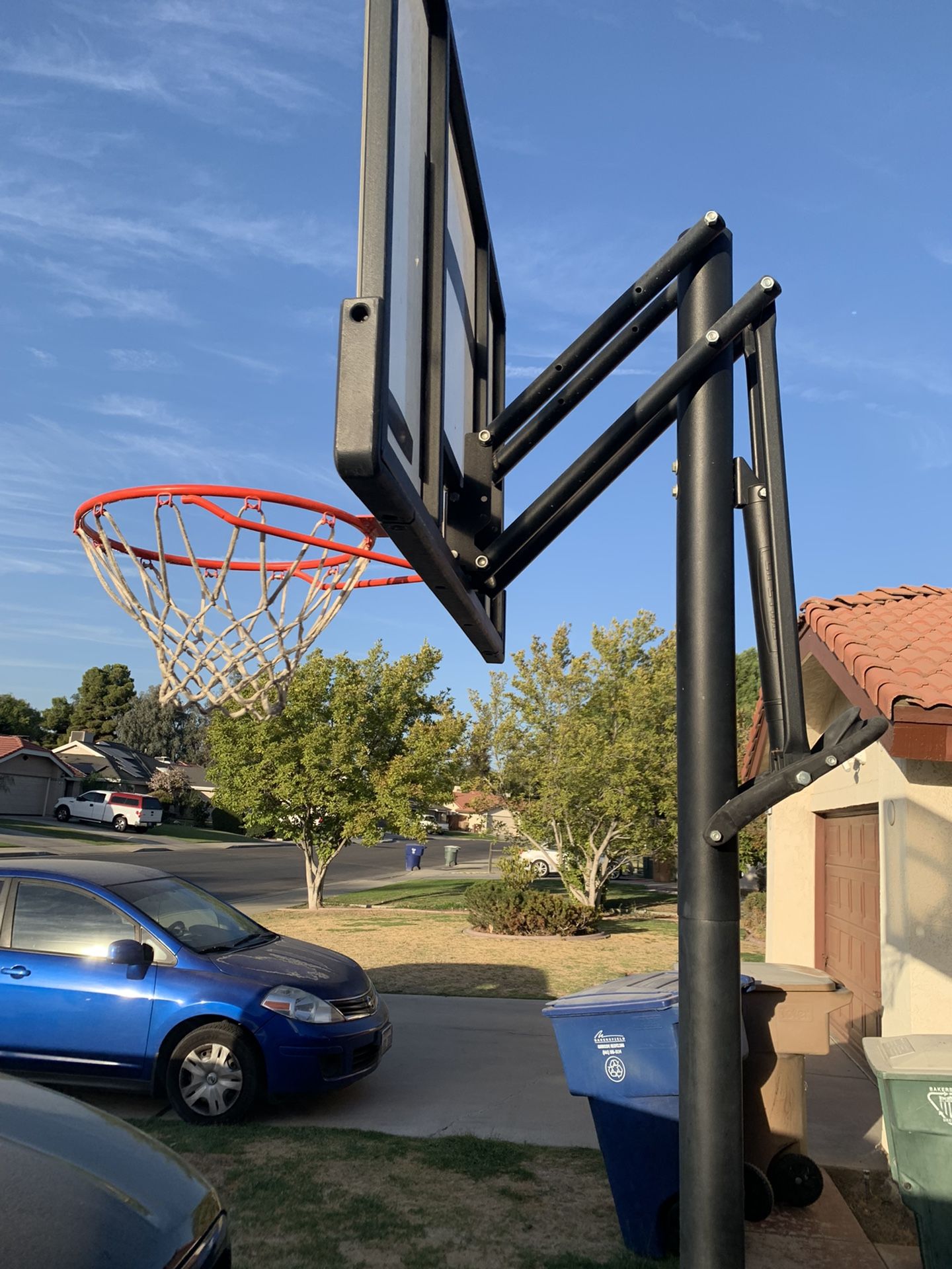 Lifetime Shatterproof Basketball Hoop for Sale in Bakersfield, CA OfferUp