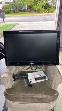 31 inch Hisense tv with wall mnt  works great