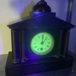 ((vaseline Glass Glowing Face Mantle Clock))