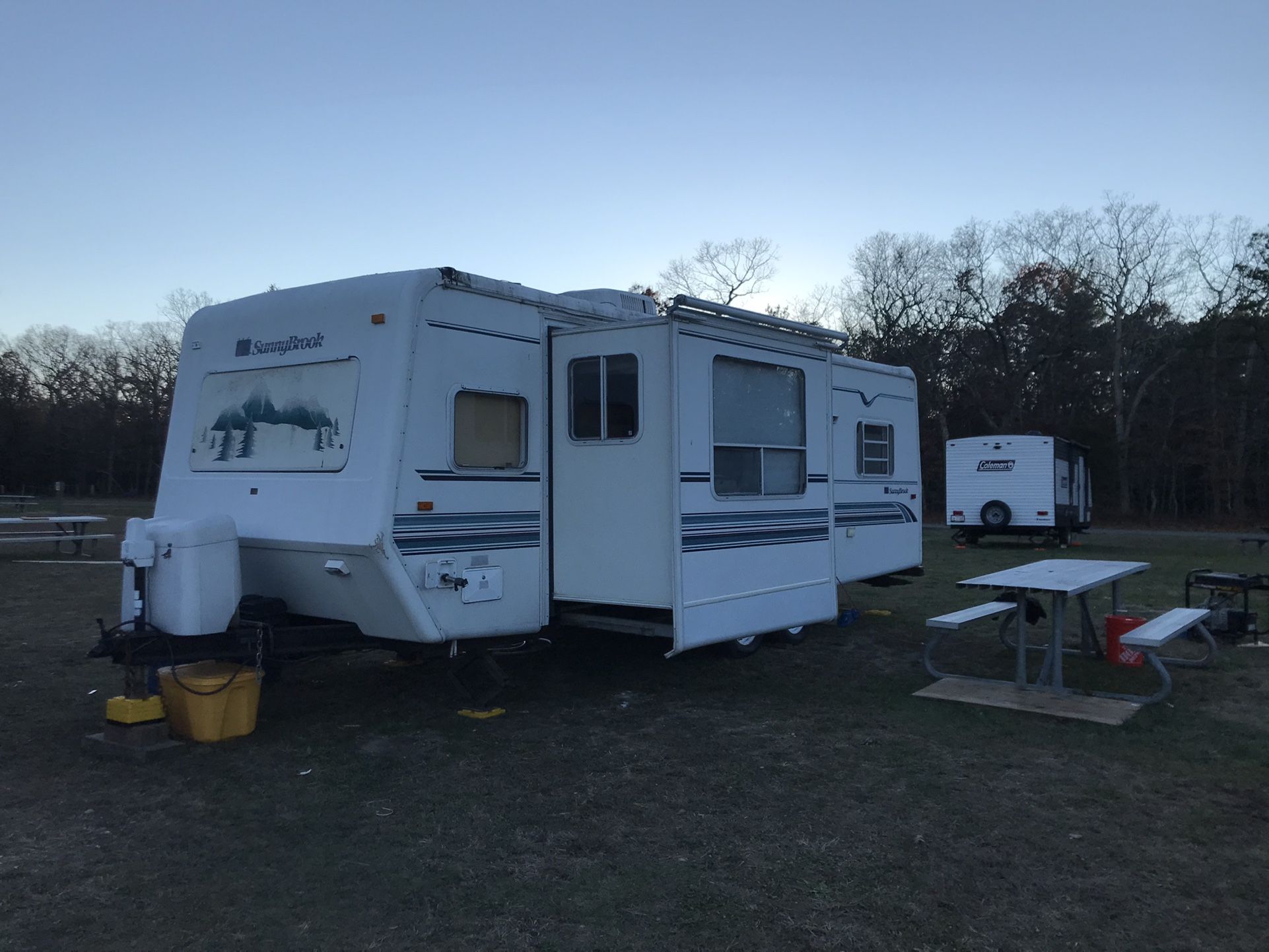 1998 sunny brook 27 ft center kitchen