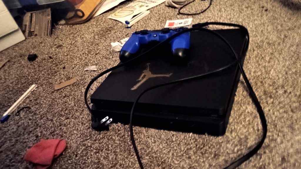 PLAYSTATION 4 (NEGOTIABLE)