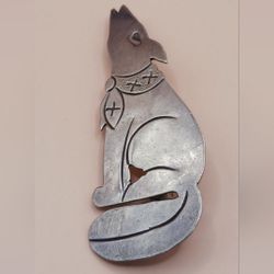 Howling Coyote Sterling Silver Pin, few scratches