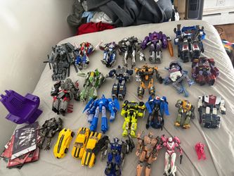 Large Lot of Transformers Action Figures lot of 25