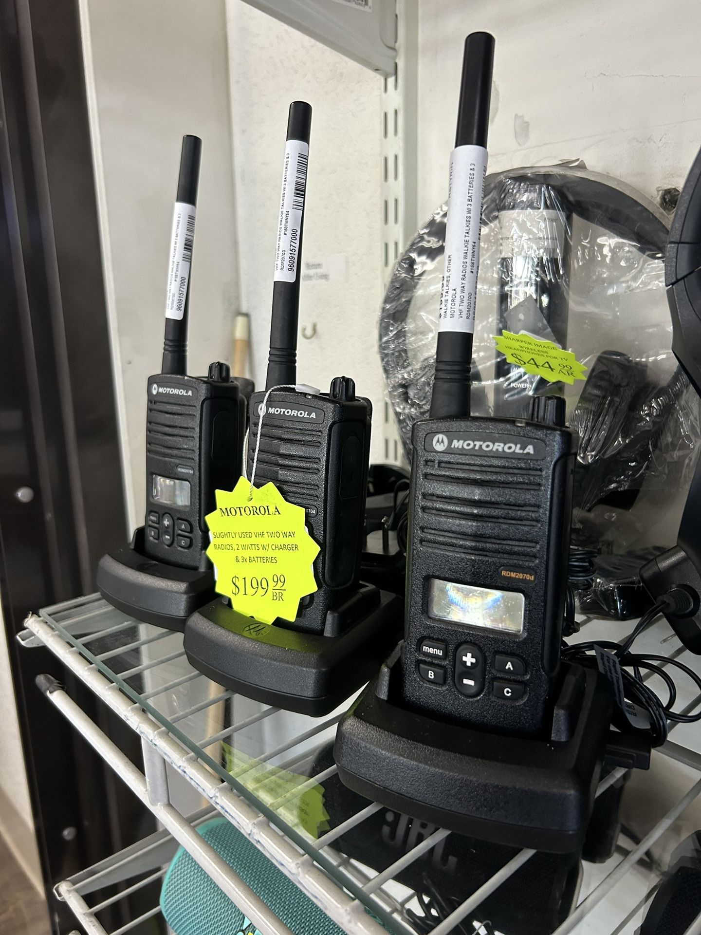 96091 3x Motorola Two Way Radios Walkie Talkies W/ 3x Batteries & 3x Chargers 577000