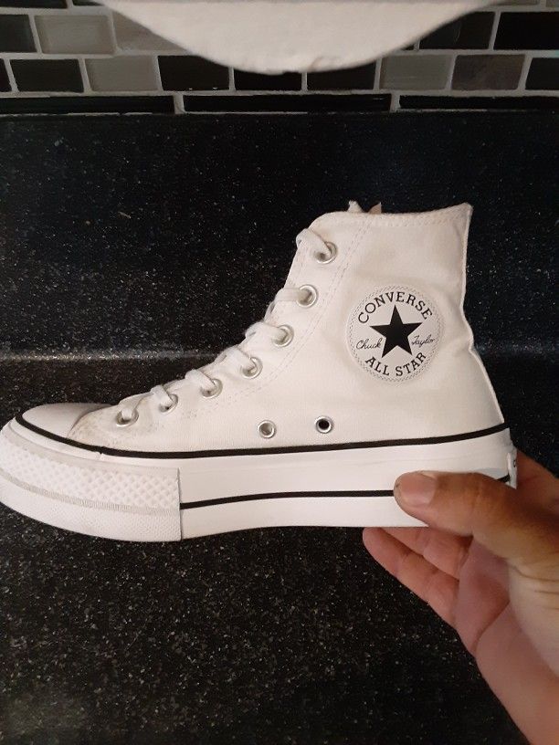 Converse womens 6.5 Great Condition 