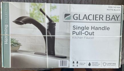 Glacier Bay Hemming Single-Handle Pull-Out Sprayer Kitchen Faucet Deckplate Included in Matte Black - NEW