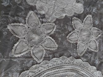 Assortment crochet doilies 1