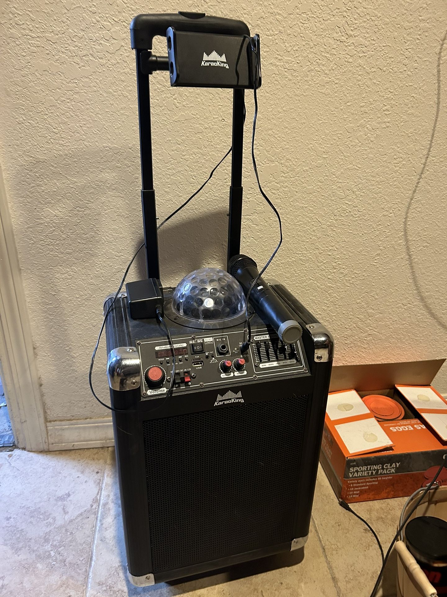 Karaoking Karaoke Machine With Wireless Mic Like New Hardly Used 100$ Obo