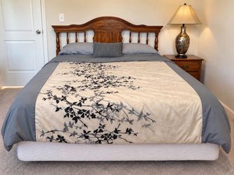 🛏️ Beautiful Queen Bedroom Set – Move-Out Sale!