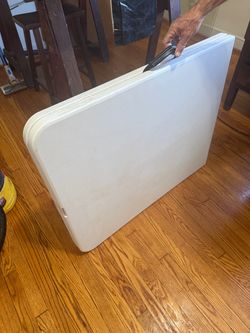 Foldable card table