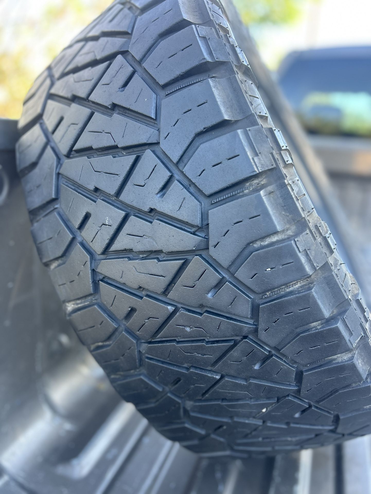 33 12 50 20 Used Single Tire Nitto
