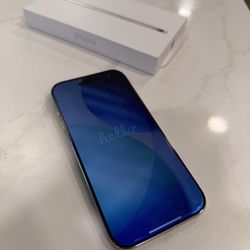 iPhone Air 256GB Unlocked with leather Case and privacy screen