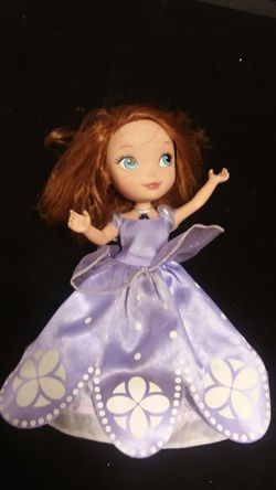 Sofia doll press necklaces and it talks and lights up