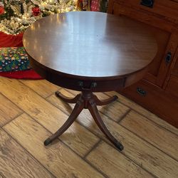 Antique Round Table / Mesa Redonda
