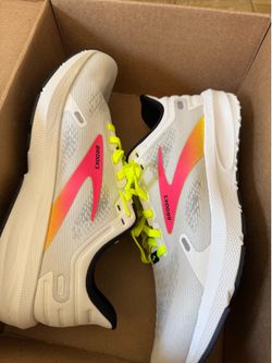 Brooks tennis shoes