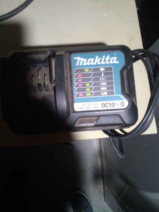 Makita 20.8v, 12 V DC10WD Li-ion Charger 