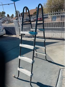 Pool ladder