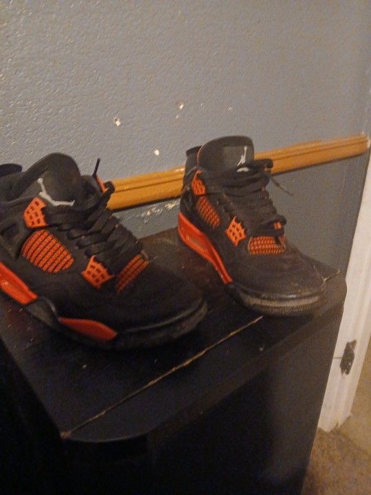 Red Saze 8 And The Vans Are Saze 5 In a 5 And The Nike Is 5