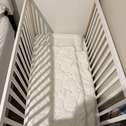 Baby Crib With Mattress, Pillow And Blanket
