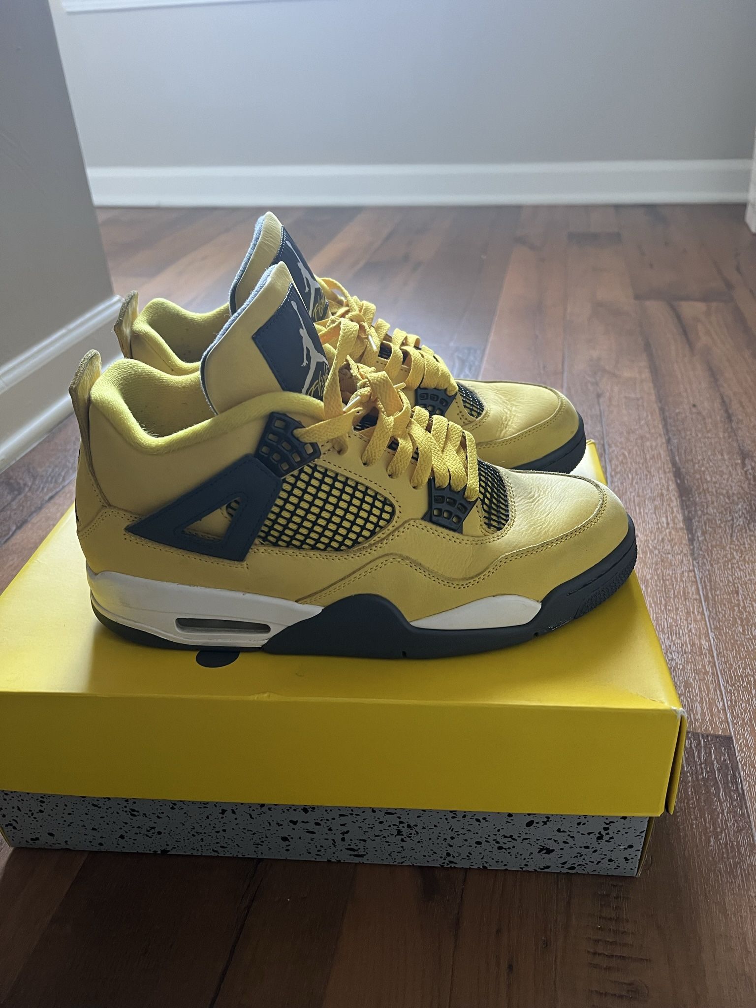 Air Jordan 4s LIGHTNING !!!