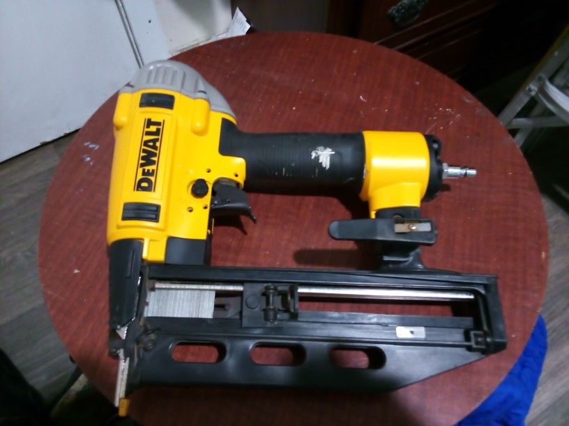 DEWALT FINISH NAILER WITH PRECISION POINT