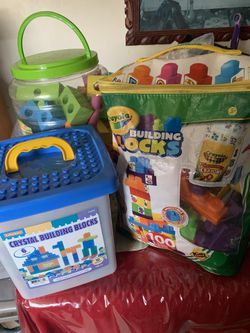 Building blocks  $5 each Juego de bloques para construir para niños $ 5 cada uno 