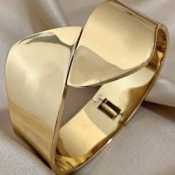 Modern Gold-Plated Cuff Bracelet – Bold & Elegant Statement Piece