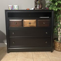Dresser And Night Lamp