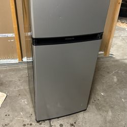 Mini refrigerator