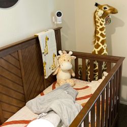 Crib W/giraffe And Dresser 