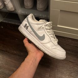 Nike supreme sb dunk sneaker size 8.5