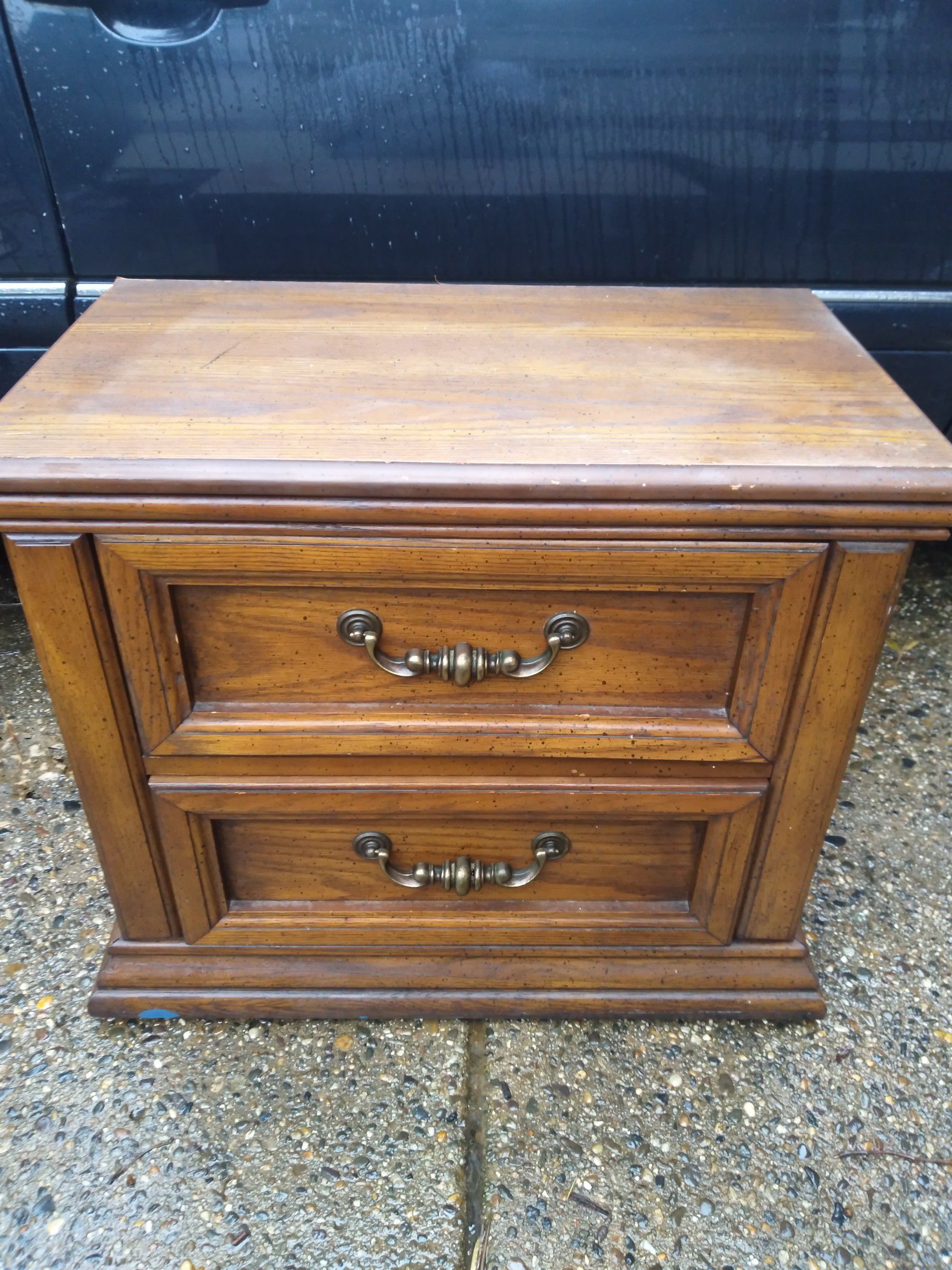 Small end table dresser -w- 2 small drawers