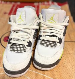 Air Jordan 4 Retro sneakers in a "Light Lemon Twist" colorway Jordan’s 7 Youth
