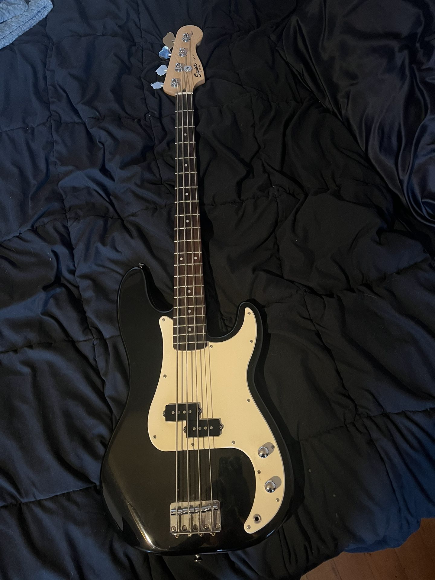 Fender Squire P-Bass w/ 15W Combo Amp