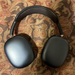 Black Airpod Maxes
