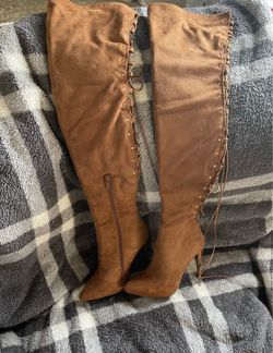 •Women’s thigh high heels •Size 7
