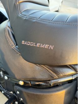 Street bob saddlemen tuck and roll