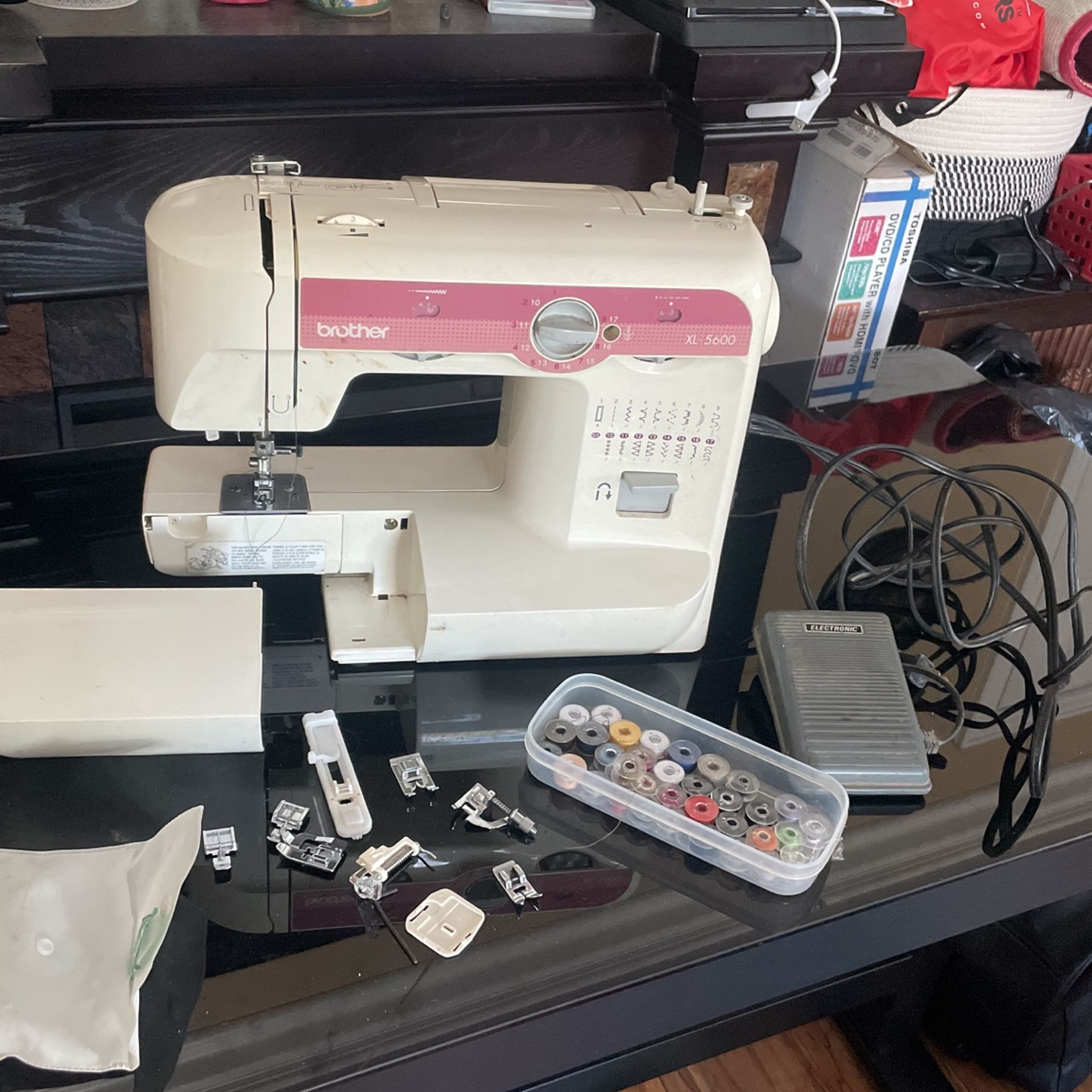BROTHER XL-5600 53 stitch Sewing Machine white + manual