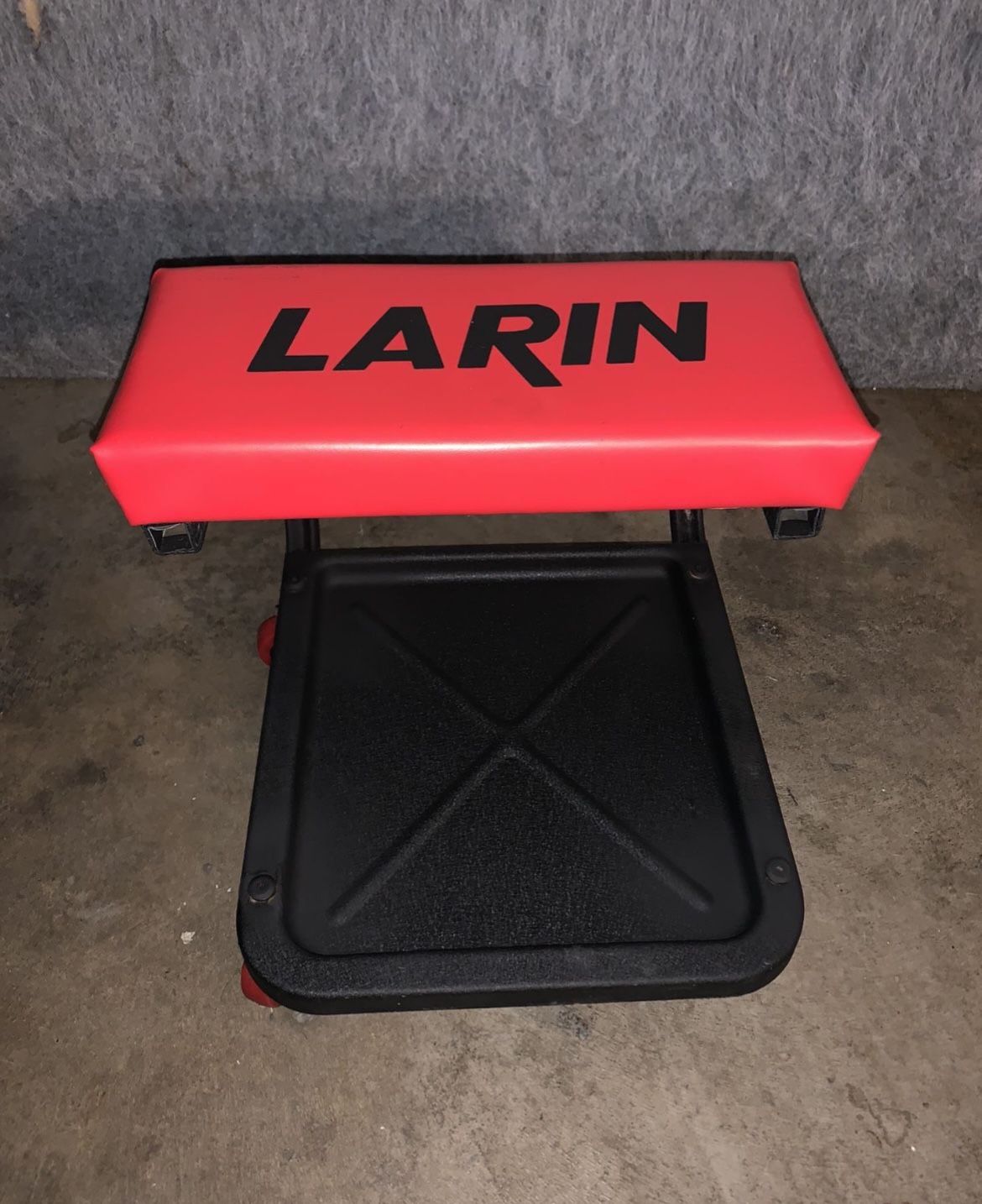 LARIN LRS-4 Roller Seat with Tool Tray