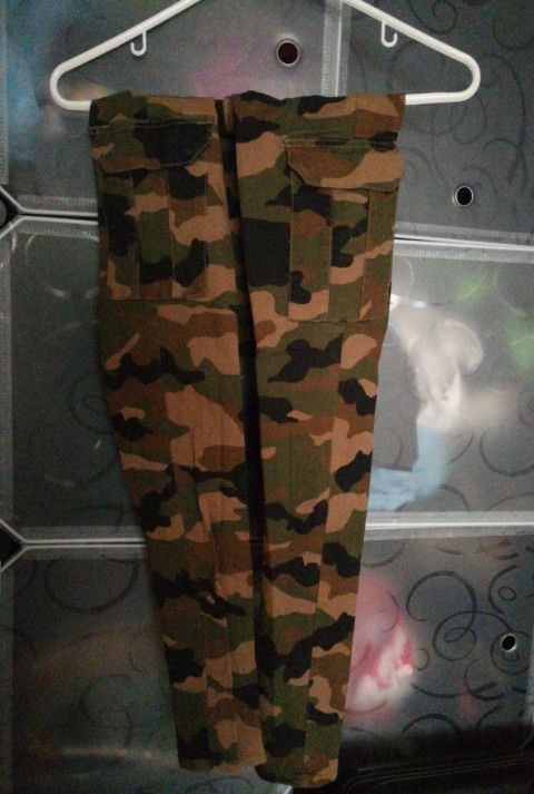 H&M Divided camo cargo pants with pockets