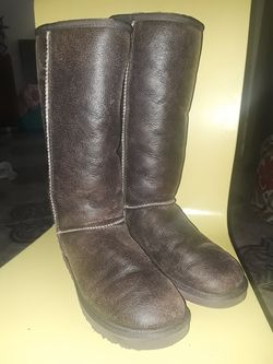 UGGS boots.....👢👢👢👢.........