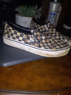 Chocolate Design Vanz. Size 7.5