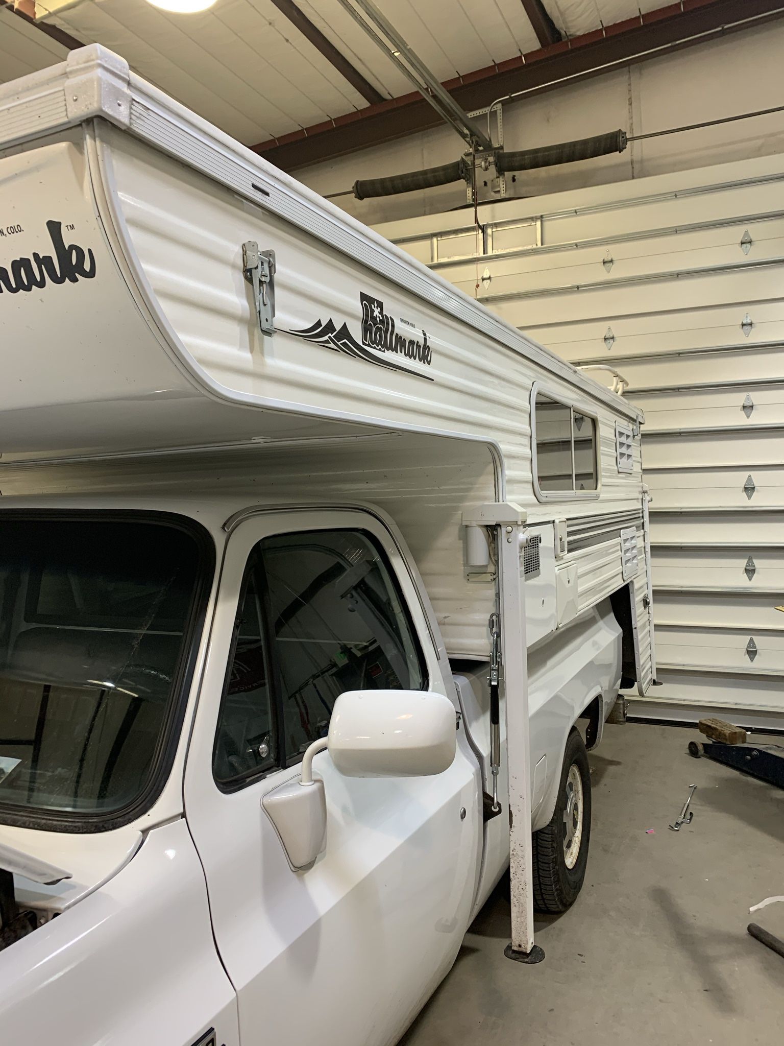 2005 Hallmark Pop-Up Truck Camper