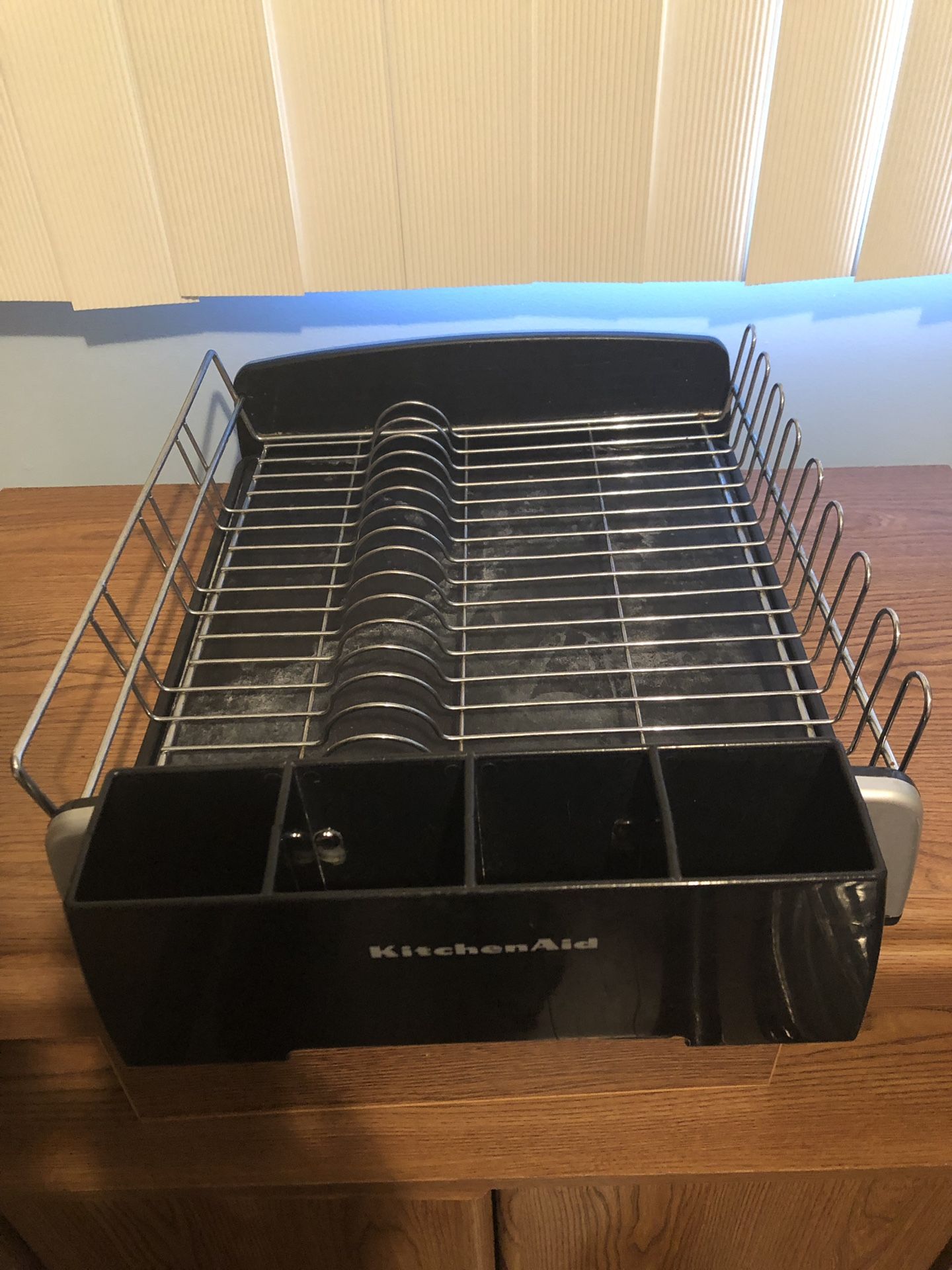 pot, dish drainer, 2 bakeware, ice cube tray, and 2 serving plates, all $ 10