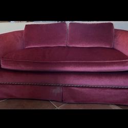 NICE WINE RED LOVESEAT⭐️DELIVERY AVAILABLE 🚚