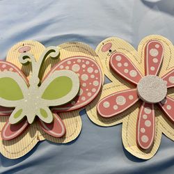 Girl’s NWT daisy & butterfly glittery wall decorations.